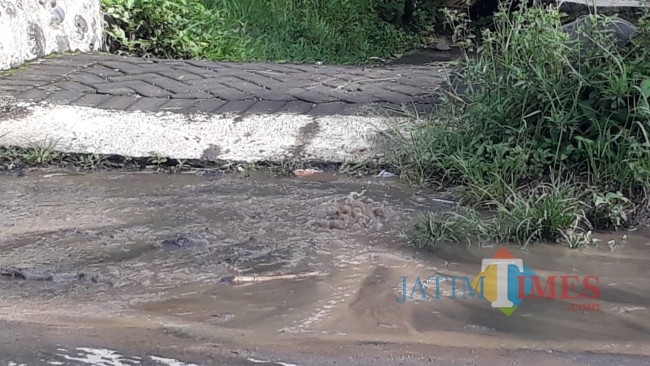 Luapan air yang sempat terjadi di sisi timur SDN Kidal.(Foto: Istimewa).