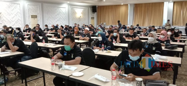 Peserta sosialisasi Gempur Rokok Ilegal yang fokus mendengarkan pemateri (foto: Hendra Saputra/JatimTIMES)