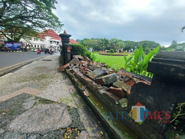 Tampak kondisi tembok Alun-alun Tugu Kota Malang yang rusak akibat ditabrak pengendara mobil.