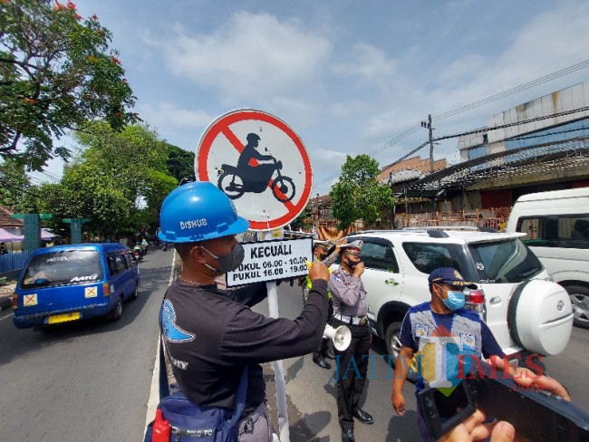 Petugas Dinas Perhubungan Kota Malang saat melakukan pemasangan rambu-rambu lalu lintas. 