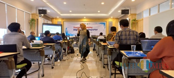 Ketua-STIKOSA-AWS-Dr-Meithiana-Indrasari-ST-MM-saat-menjadi-pembicara-pelatihan-Media-Digital-Reporter-di-Unisma92f03ca36bc8e6e4.jpg