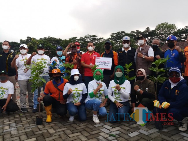 Foto bersama Kaderling Kota Malang, Forkopimda Kota Malang, sejumlah komunitas dan Alfamart (foto: Hendra Saputra/JatimTIMES) 