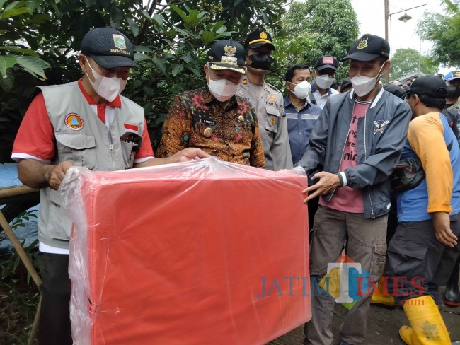 Penyaluran bantuan oleh Bupati Malang HM. Sanusi kepada warga yang terdampak.(Foto: Riski Wijaya/MalangTIMES).