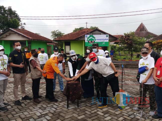 Prosesi penanda dimulainya penanaman pohon (foto: Hendra Saputra/JatimTIMES) 