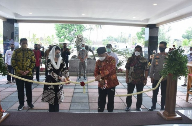 Bupati Malang HM. Sanusi mendampingi Ketua Penggerak PKK Provinsi Jatim Arumi Bachsin saat meresmikan Hotel Grand Kanjuruhan.(Foto: Istimewa)