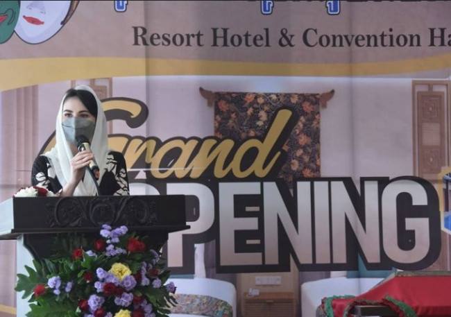 Ketua Tim Penggerak PKK Provinsi Jatim Bachsin memberikan sambutan pada peresmian Hotel Grand Kanjuruhan.(Foto: Istimewa)