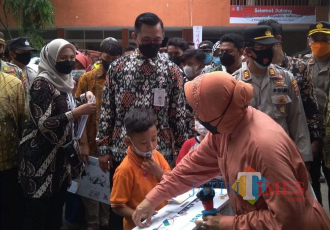 Mensos Tri Risma saat berkunjung ke Nganjuk