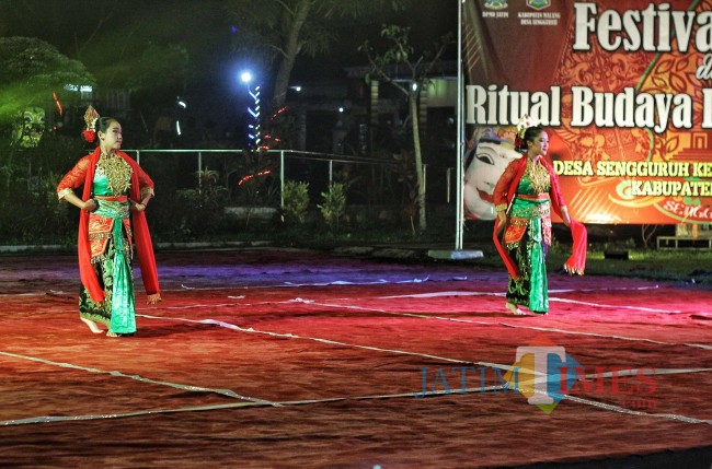 Pertunjukan seni tari sebagai pembukaan acara inti Festival Desa Sengguruh.(Foto: Riski Wijaya/MalangTIMES).