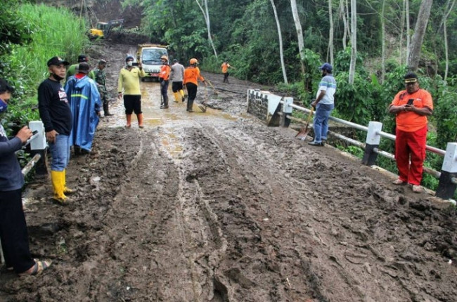 Proses pembersihan sisa material longsor di Desa Plandi Kecamatan Wonosari.(Foto:Istimewa).