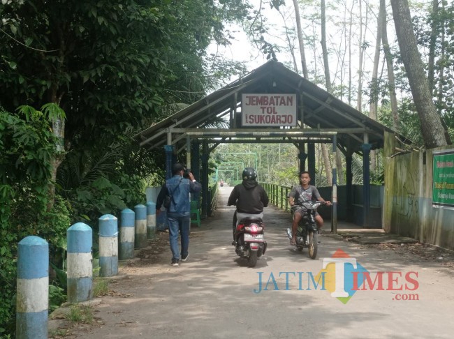 Jembatan Tol Sukoarjo dari sisi Desa Kasembon (foto: Hendra Saputra/JatimTIMES) 