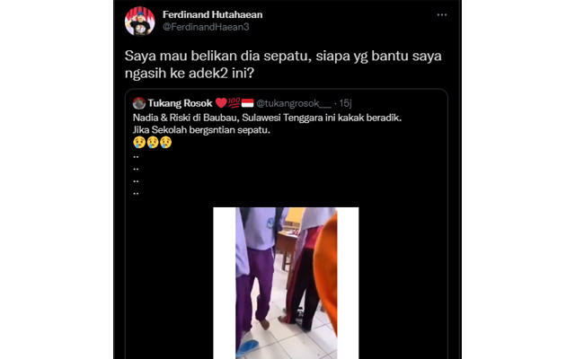 Kakak-adik gantian pakai sepatu