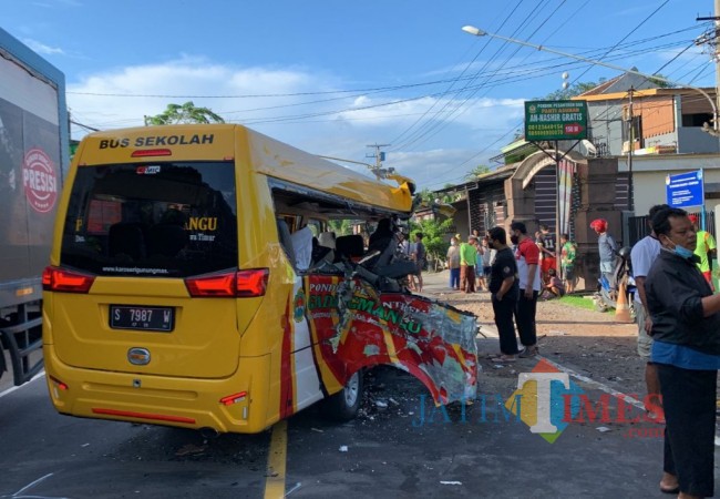 Mobil yang ditabtak truk trailer.(foto : istimewa)