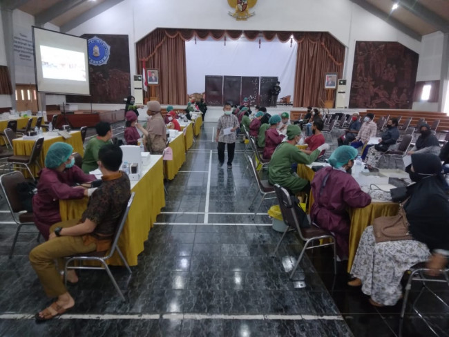 Suasana vaksinasi dosis kedua di Aula Sarwakitri Unikama.