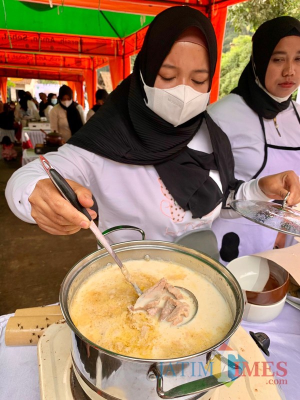 Susu-Jadi-Makanan-Berkuah-Soto81dcfb50bc2fd53f.jpg