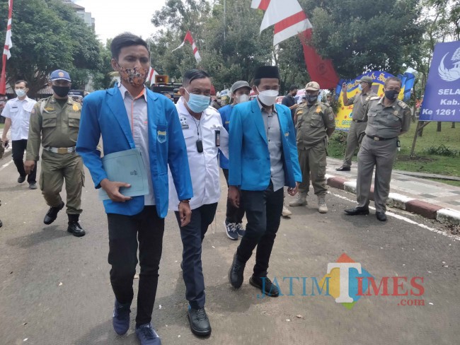 Kepala Disnaker Kabupaten Malang Yoyok Wardoyo sesaat usai audiensi bersama perwakilan demonstran.(Foto:Riski Wijaya/MalangTIMES)