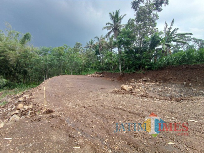 Lahan kurang lebih 2000 meter persegi yang akan digunakan untuk membangun ponpes milik Gus Nur (foto: Hendra Saputra/JatimTIMES) 