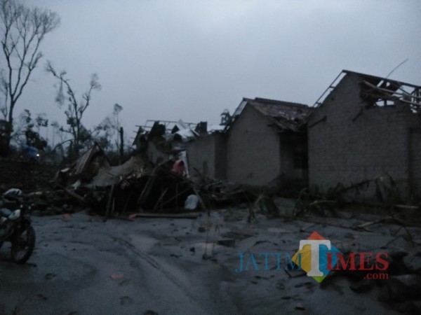 Semburan Abu Vulkanik Gunung Semeru Rusak Belasan Rumah Warga di Sumberwuluh, Lumajang