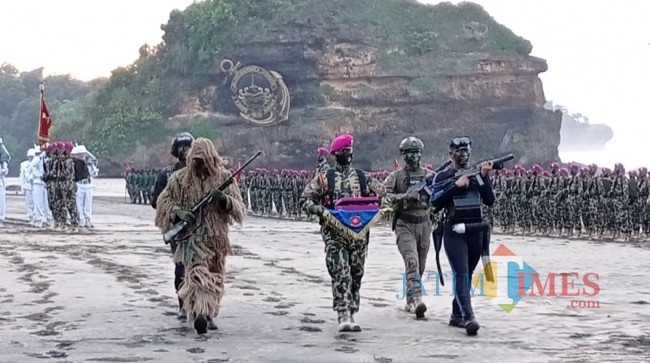 Prajurit TNI AL dengan berbagai kelengkapan yang dikenakan (foto: Hendra Saputra/JatimTIMES) 