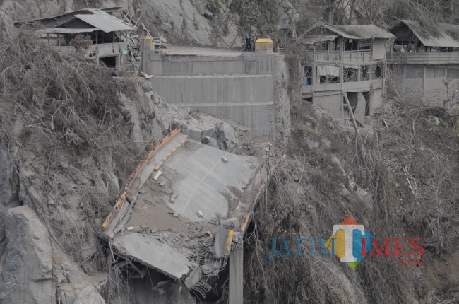 Jembatan Gladak Perak yang terputus akibat banjir lahar dingin erupsi Gunung Semeru