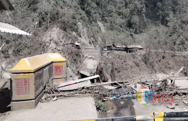 Kondisi jembatan Gladak Perak yang terputus akibat terjangan lahar dingin.(Foto: Riski Wijaya/MalangTIMES).