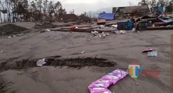 Miris, Rumah Terdampak Erupsi Semeru Kini Dipenuhi Sampah hingga Pembalut