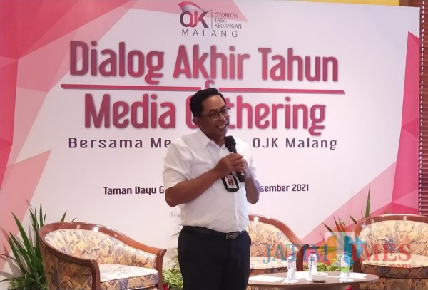 Kepala-OJK-Malang-Sugiarto-Kasmuri-saat-pembukaan-kegiatan-Dialog-Akhir-Tahun-dan-Media-Gathering4f580c51383e8f78.jpg