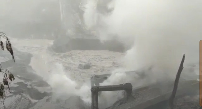 Lahar dingin yang mengalir deras melewati jembatan Gladak Perak (foto: potongan video) 