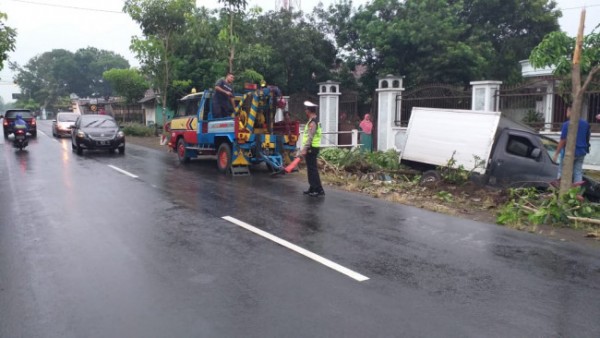 Sopir Hilang Konsentrasi Akibat Hujan Deras, Mobil Box Terperosok ke Saluran Drainase di Blitar