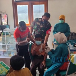 Danramil Montong Kodim Tuban Dampingi Vaksinasi Pelajar SDN Talangkembar