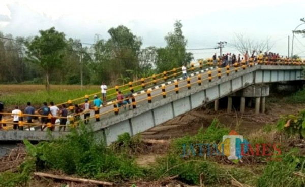 Jembatan Penghubung Dua Kecamatan di Gresik Ambruk