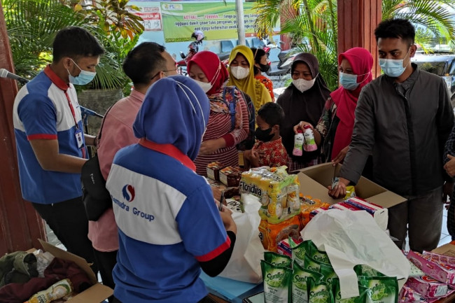 Masyarakat Kota Kediri ketika memanfaatkan Operasi Pasar Murni (OPM) untuk membeli bahan kebutuhan pokok dengan harga murah.  (Foto: Istimewa)