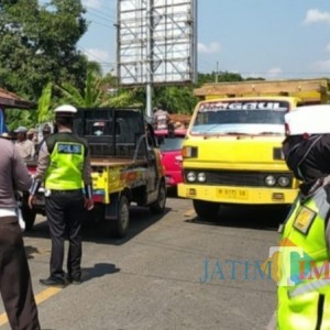 Tak Hanya Fokus Atur Lalin, Satlantas Polres Pamekasan Blusukan Bagikan Masker ke Warga