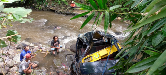 Mobil Marno yang sempat terbawa arus kurang lebih sejauh 800 meter.(Foto: Istimewa).