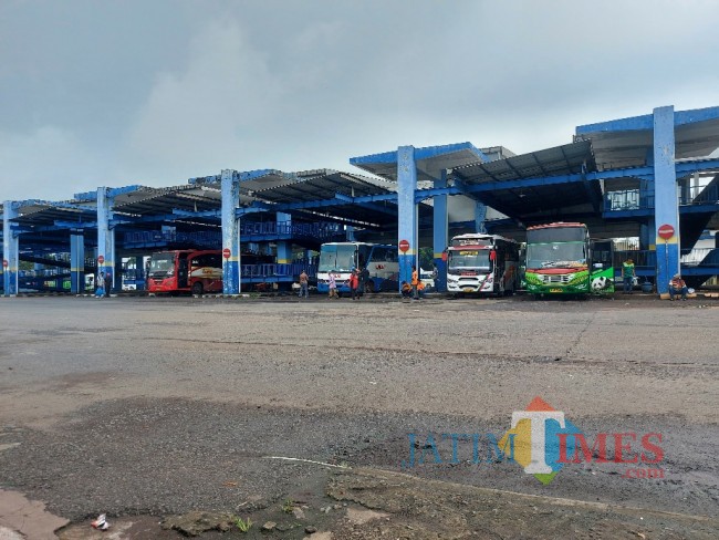 Tampak lalu lintas Bus di Terminal Arjosari Malang.