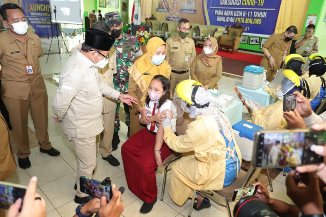 Vaksinasi siswa-siswi berusia 6-11 tahun.