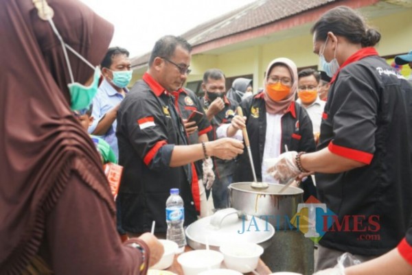 Papmiso Indonesia Bagikan 10.000 Porsi Bakso bagi Pengungsi, Ini Kata Wabup Lumajang Bunda Indah