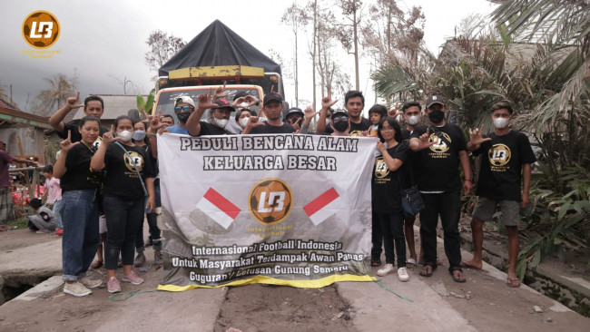 Member LB international football yang memberikan bantuan kepada korban erupsi Gunung Semeru (foto: LB international football for JatimTIMES)