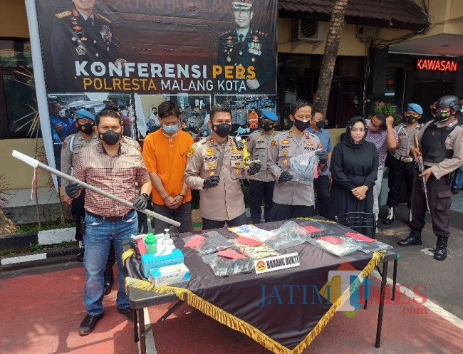 Kapolresta Malang Kota AKBP Budi Hermanto sedang menunjukkan barang bukti kasus pembunuhan sadis di Kecamatan Sukun, Kota Malang.