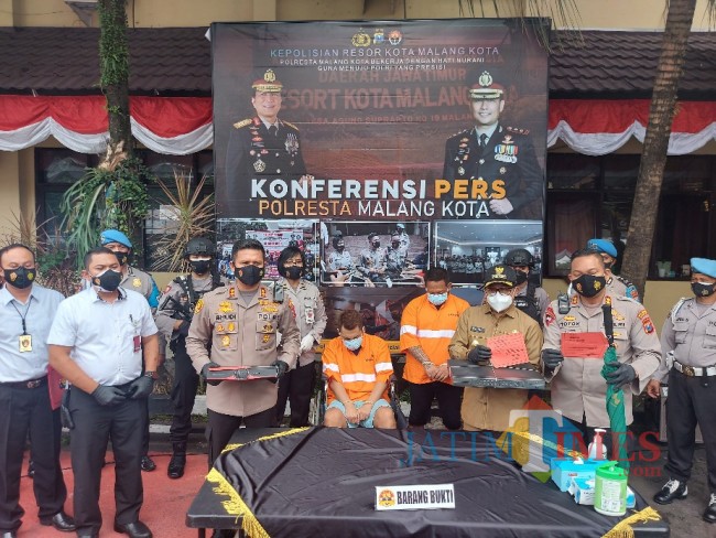 Pelaku penganiayaan Jefrie Permana yang sedang duduk di kursi roda.