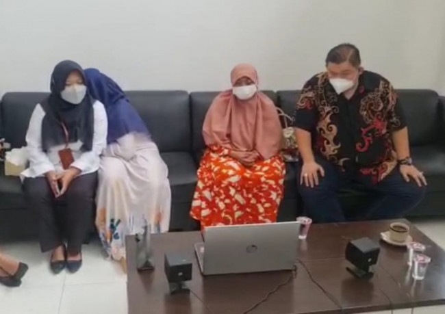 Tampak korban tidak berani melihat sosok pelaku persetubuhan saat sidang virtual.