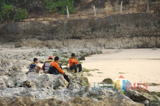 Proses pencarian korban laka laut di Pantai Batu Bengkung.(Foto: Istimewa).