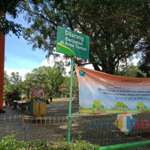 Nekat Terobos Pembatas Alun-alun dan Taman Kota Malang, Denda Rp 100 Ribu Menanti