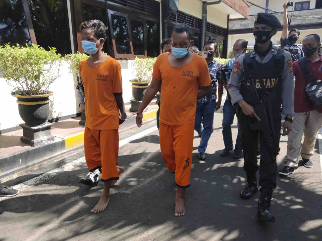 Tersangka pembunuhan seorang wanita di Pakisaji.(Foto: Riski Wijaya/MalangTIMES).