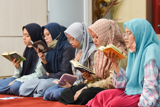 Khotmil Qur’an dipimpin oleh Pengasuh Pondok Pesantren Al Baqoroh Putri Lirboyo Hj. Noer Hannah Zamzani. (Foto: Dok Pemkot Kediri)