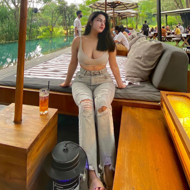 Sebelum Tertangkap Polisi, Artis Cassandra Angelie Suka Pamer Belahan Dada