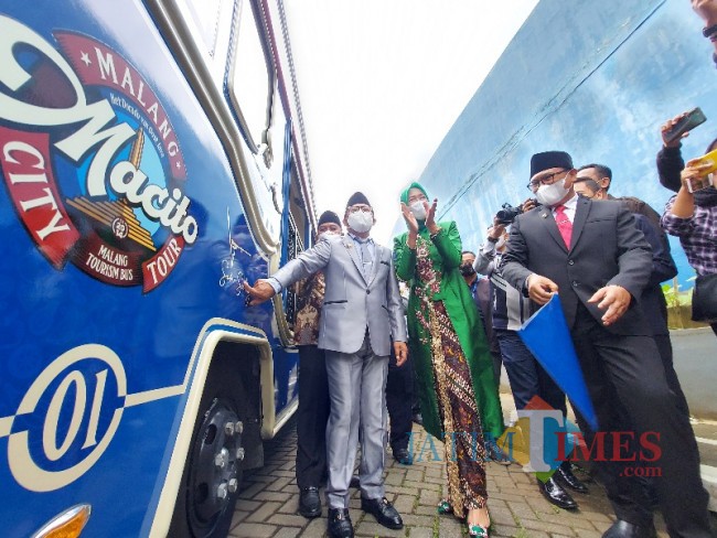 Wali Kota Malang Sutiaji menunjukkan tandatangan dirinya di Bus Macito.