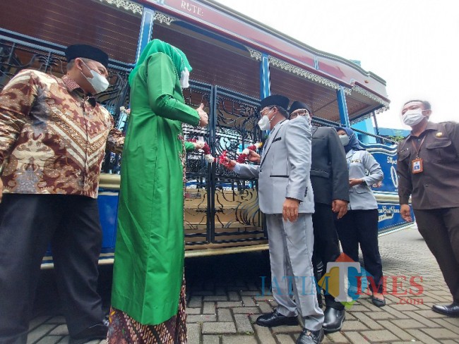 Wali Kota Malang Sutiaji saat memotong pita peluncuran Bus Macito terbaru.