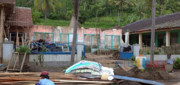 Gedung Sekolah Sudah 3 Tahun Ambruk, Siswa PAUD di Bondowoso Belajar di Musala