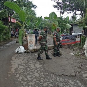 3 Tahun Rusak Tak Kunjung Diperbaiki, Warga Desa Jugo Blitar Tutup Jalan dengan Beton