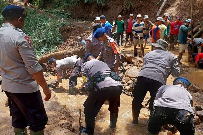 Kapolres Kediri Kota AKBP Wahyudi S.I.K., M.H turun kelapangan meninjau langsung lokasi bencana. (Foto: Dok Polres Kediri Kota)